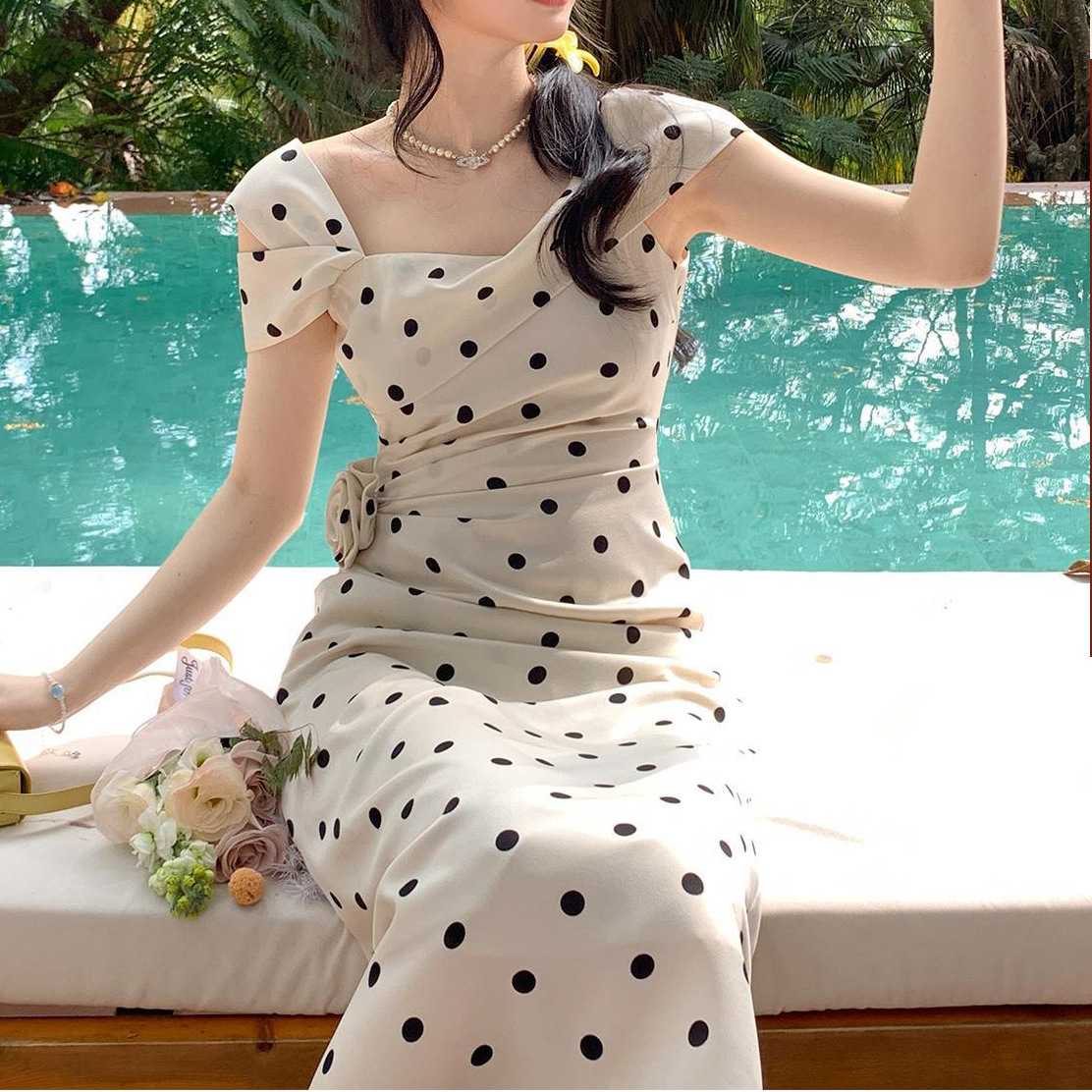 ワンピース ドットコーデ 優美な水玉模様のリゾートワンピース