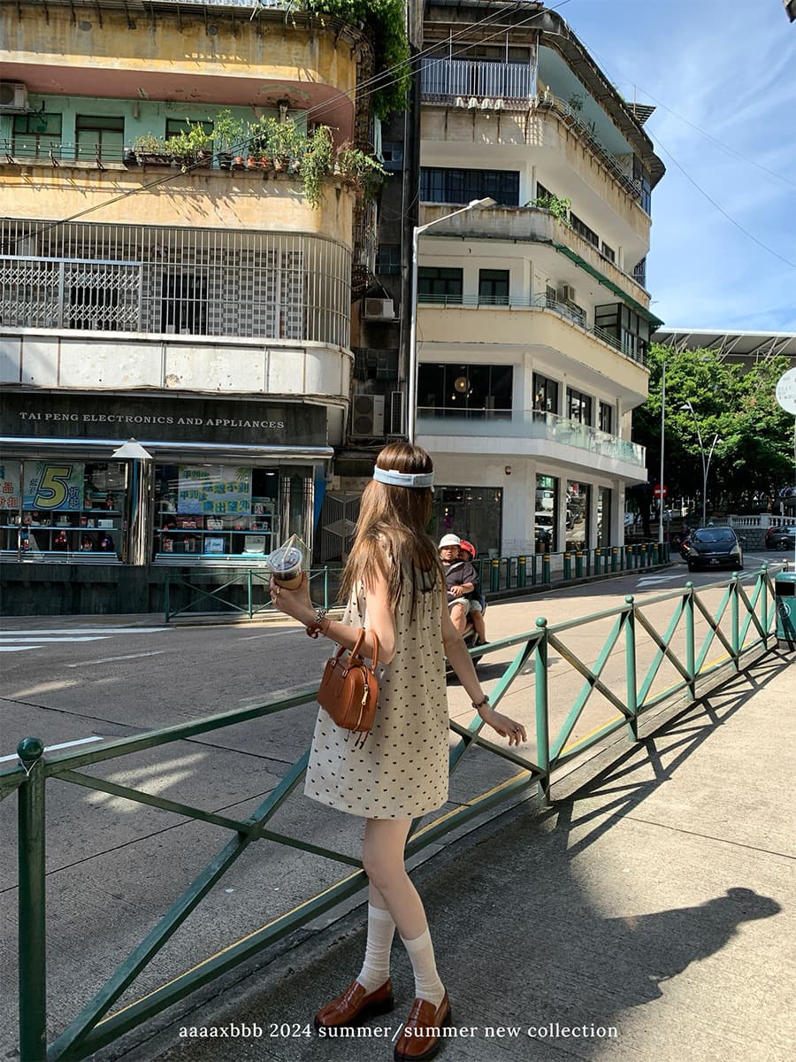 ドットコーデ 小さな模様のゆったりキャミワンピース